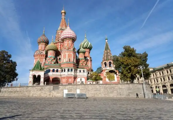Підліток вмиває обличчя очищувальним гелем перед дзеркалом у світлій ванній кімнаті.