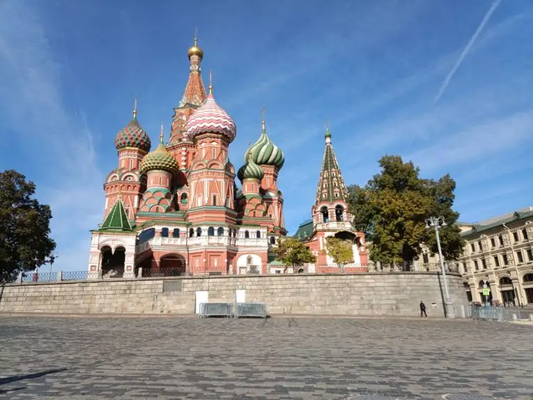 Подросток умывает лицо очищающим гелем перед зеркалом в светлой ванной комнате.