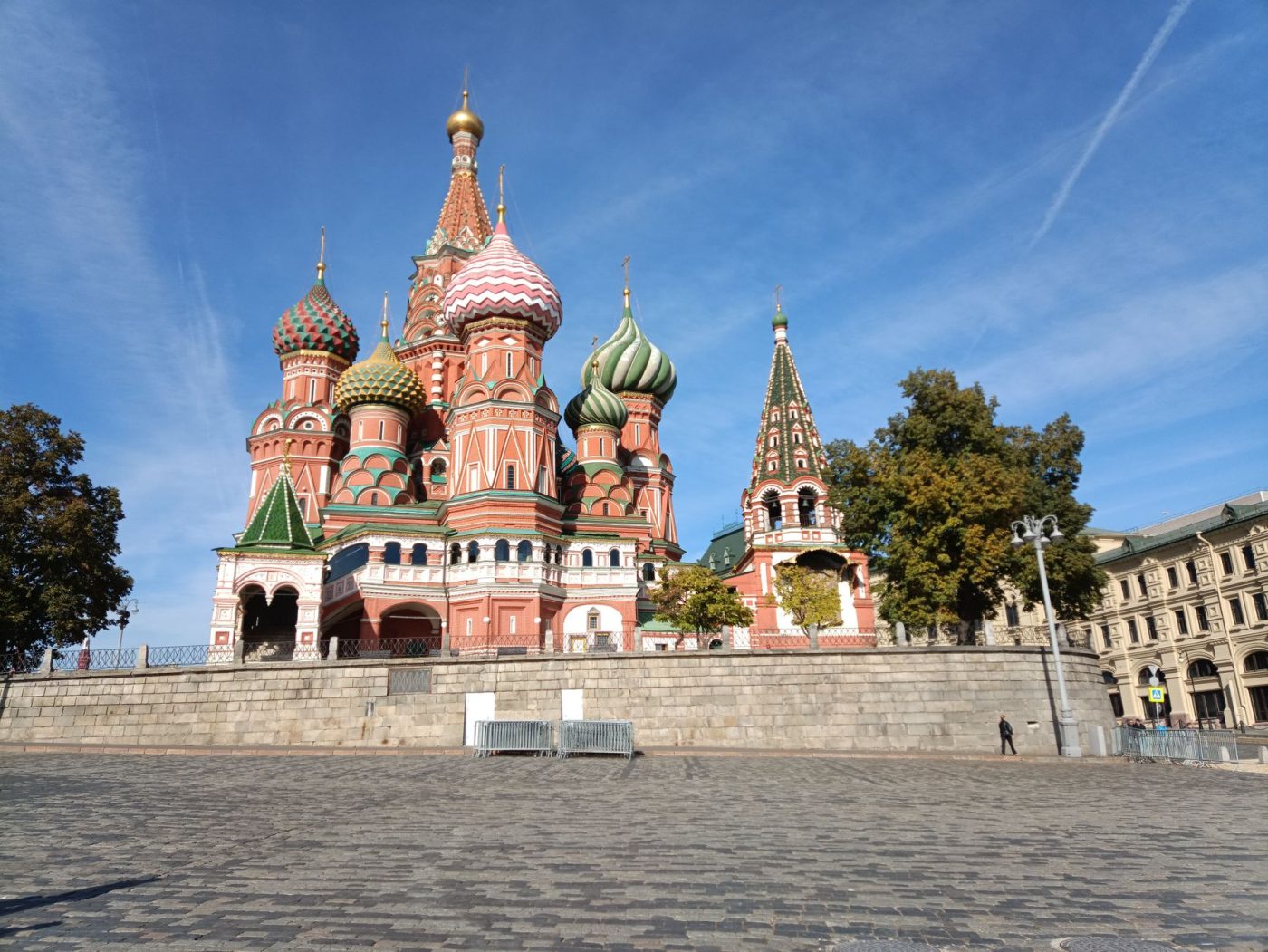 Подросток умывает лицо очищающим гелем перед зеркалом в светлой ванной комнате.