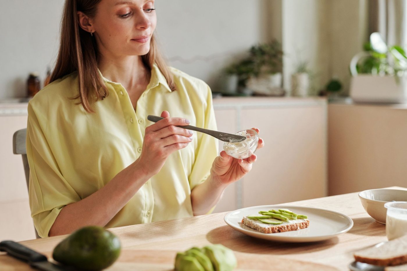 Жінка на кухні готує корисну страву з молочними продуктами та овочами для відновлення кісток